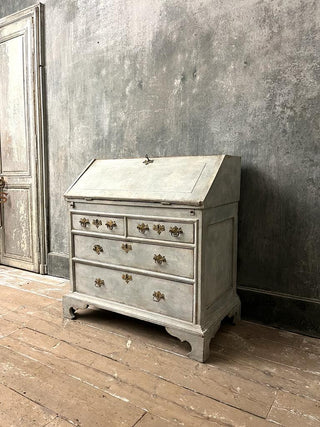 Fone Circa 1800 English Georgian slant front desk 